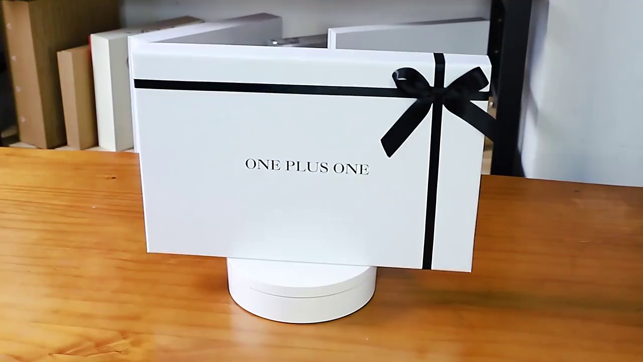 Niestandardowe sztywne pudełko prezentowe ze zdejmowaną pokrywą i wstążką | eleganckie logo CMYK